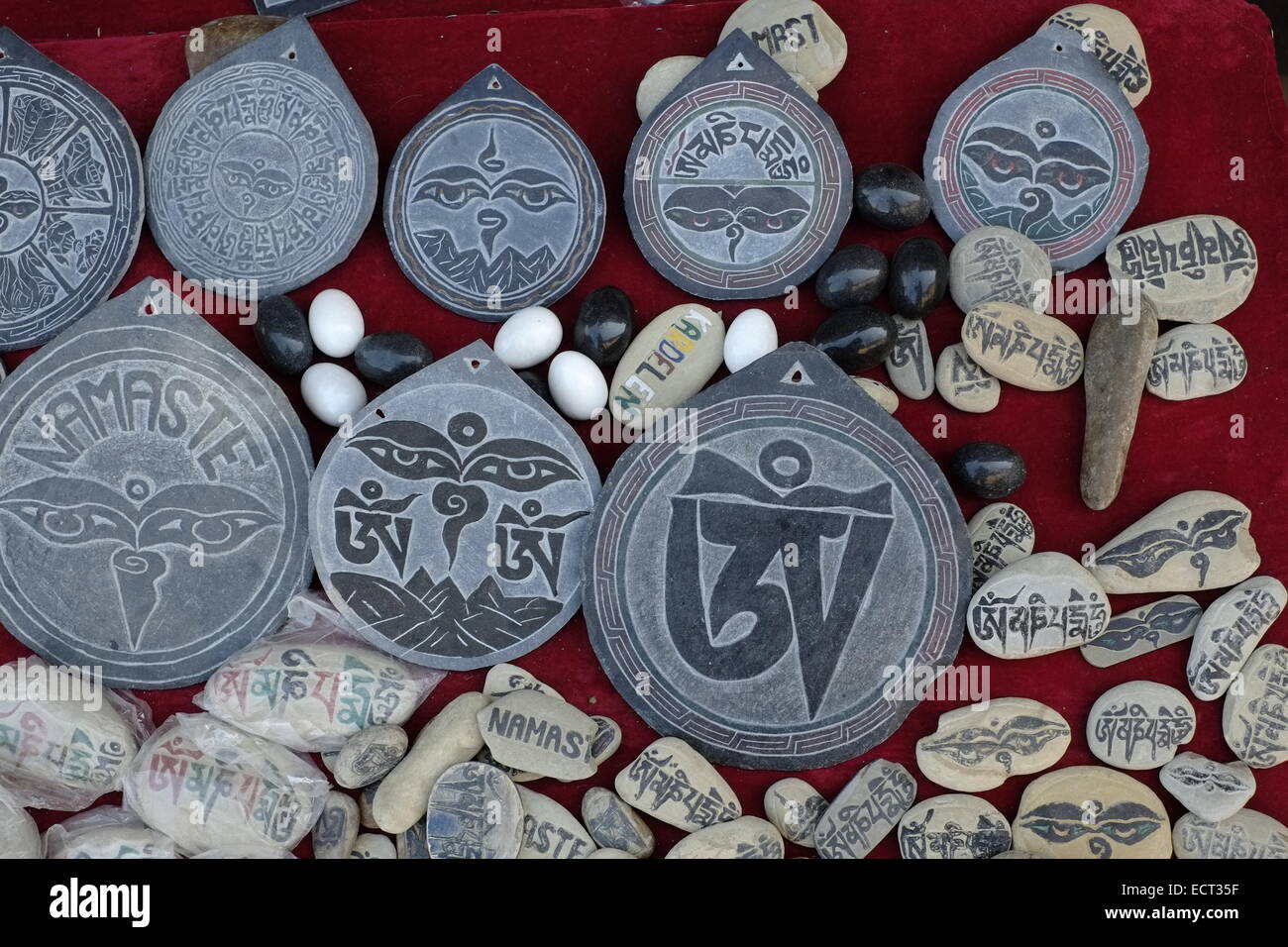 Souvenirs à vendre à l'entrée de temple de Changu Narayan le plus ancien site de pèlerinage de la vallée de Katmandou au Népal Banque D'Images