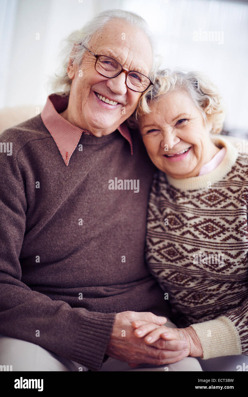 Cheerful senior couple in pulls looking at camera Banque D'Images