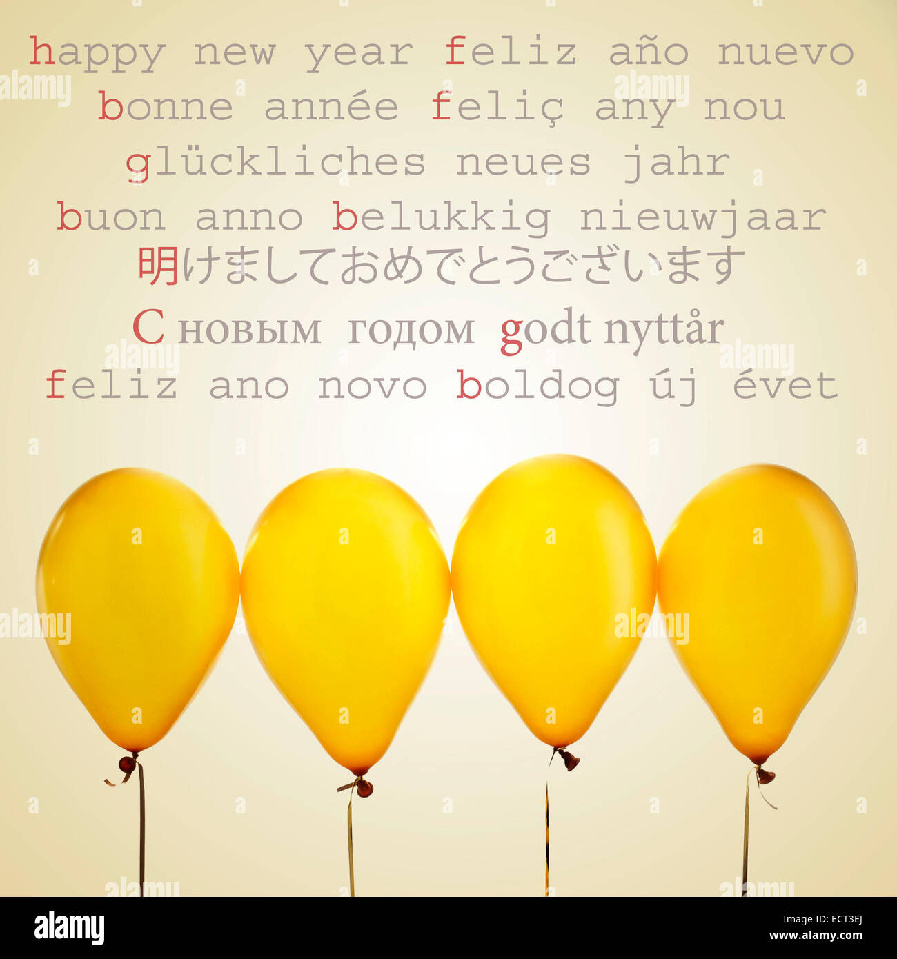 Certains ballons d'or et le texte bonne année écrit en différentes langues, telles que l'espagnol, français, catalan, allemand, & russi Banque D'Images