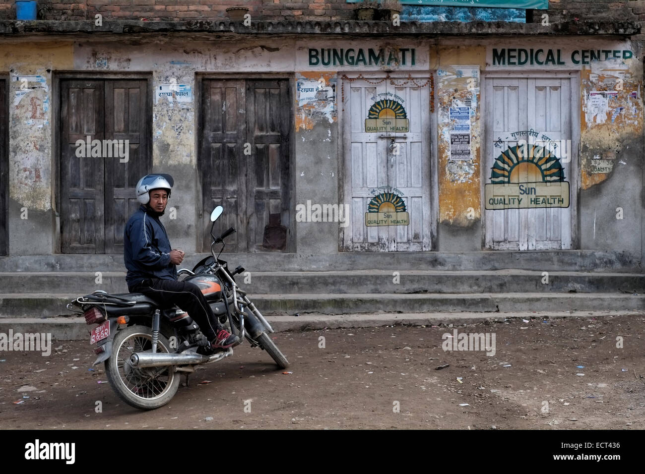 Un homme est assis à califourchon sur une moto dans le village de Bungamati Newar traditionnelle une ville dans le district de Lalitpur dans la zone centrale du Népal Bagmati Banque D'Images