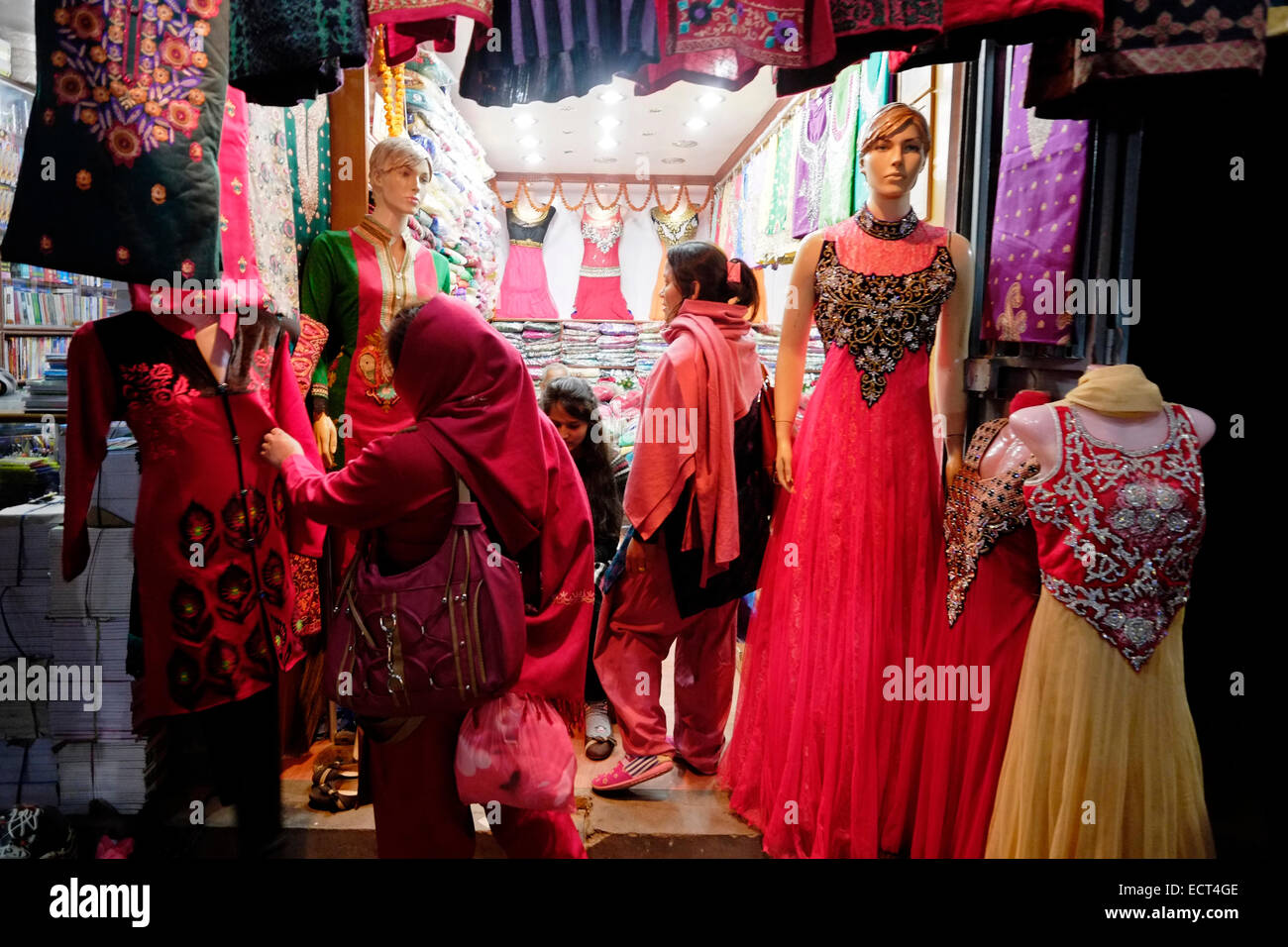 Les femmes dans un magasin de vêtements au centre-ville de Katmandou au Népal Banque D'Images