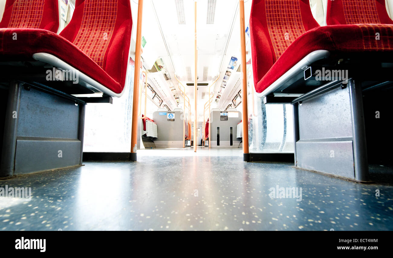 Les trains Londres SW sièges orange, low angle Banque D'Images