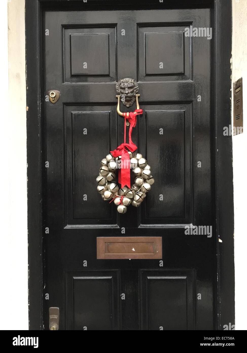 Une guirlande de décoration de Noël sur une porte à Belgravia, London UK. Banque D'Images