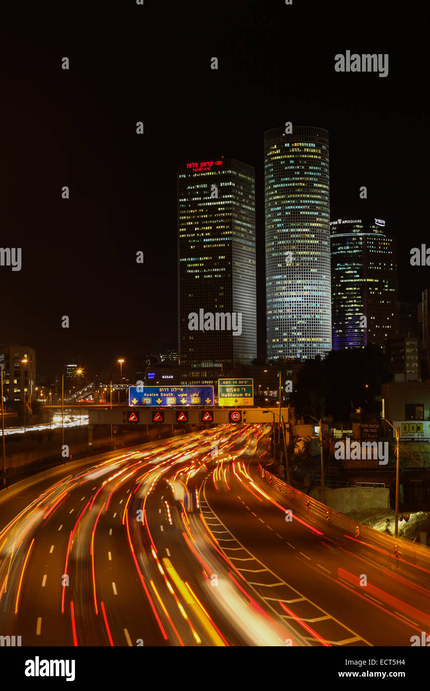 Tel Aviv skyline photo de nuit avec circulation Banque D'Images