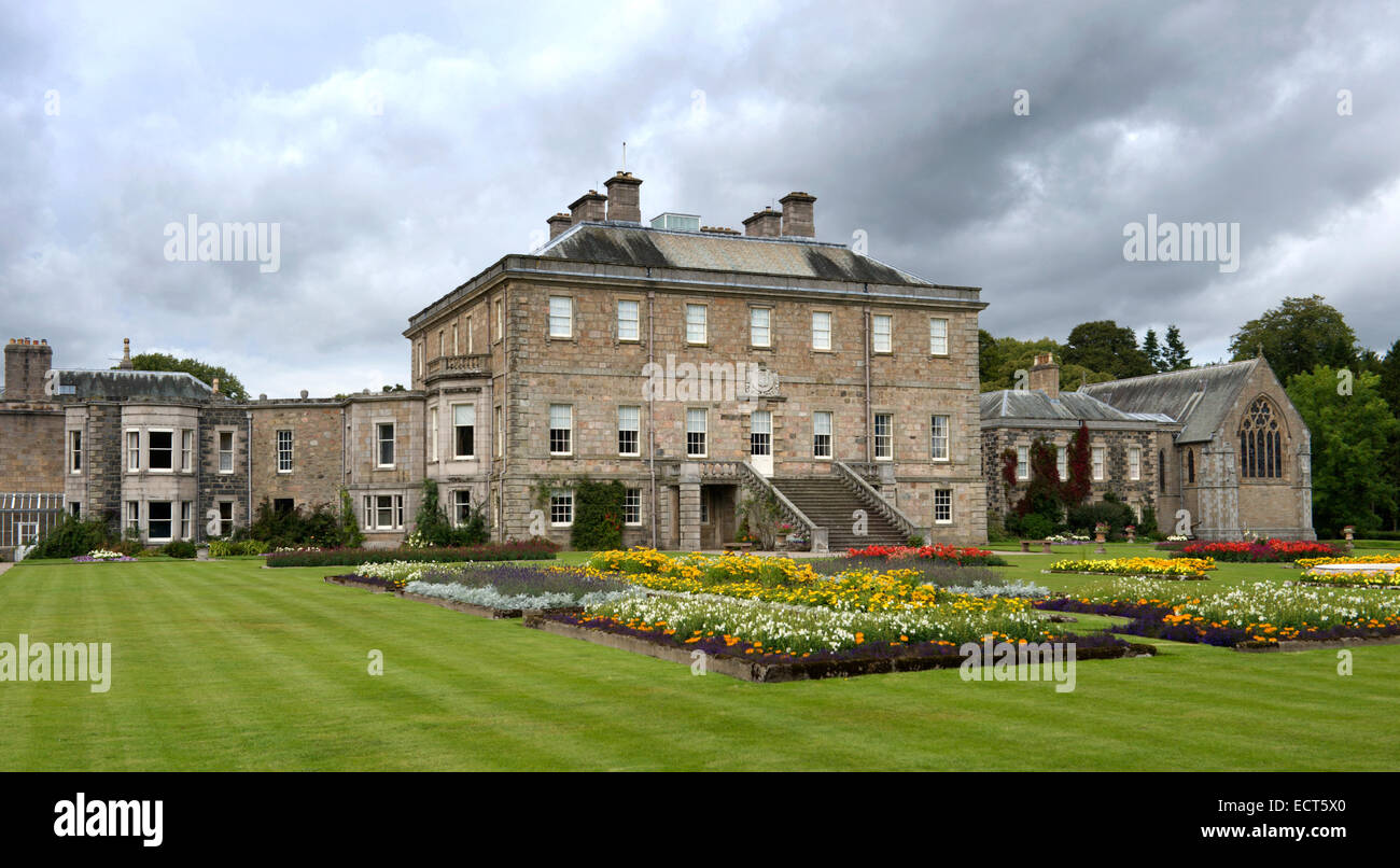 La recherche à travers les jardins à l'avant de Haddo House sur un jour gris et couvert Banque D'Images