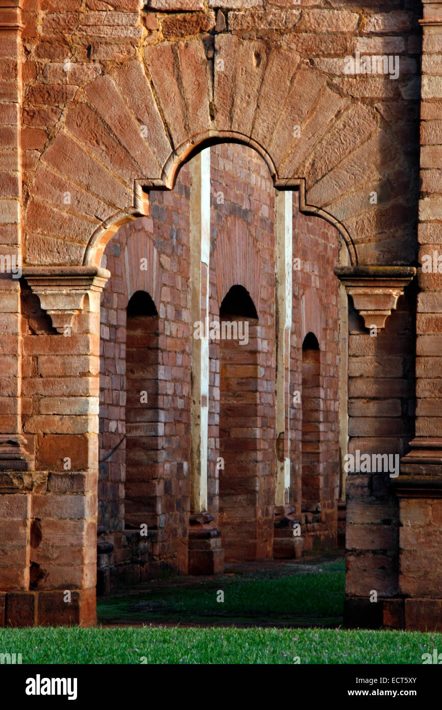 Les ruines de la mission jésuite du début du 18e siècle à Trinidad del Paraná, Paraguay Banque D'Images