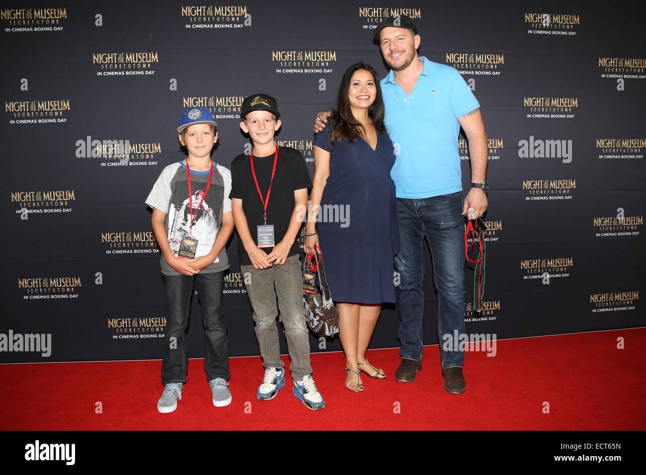 Sydney, Australie. 19 décembre 2014. Rebel Wilson et célébrités locales marché sur la tapis rouge à la première australienne de la nuit au musée : Secret de la tombe au cinéma Hoyts, animation trimestre, tordues, rue Moore Park à Sydney. Sur la photo est ma cuisine juge Manu Feildel Règles et de la famille. Crédit : Copyright 2014 Richard Milnes/Alamy Live News. Banque D'Images