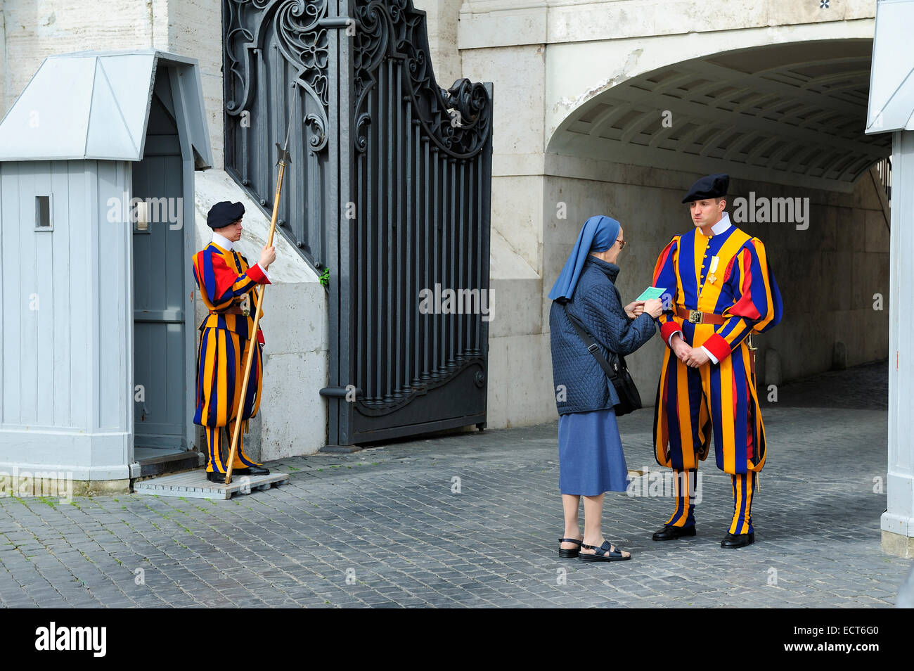 Garde Suisse pontificale de parler avec une femme en face de la porte du Vatican Banque D'Images