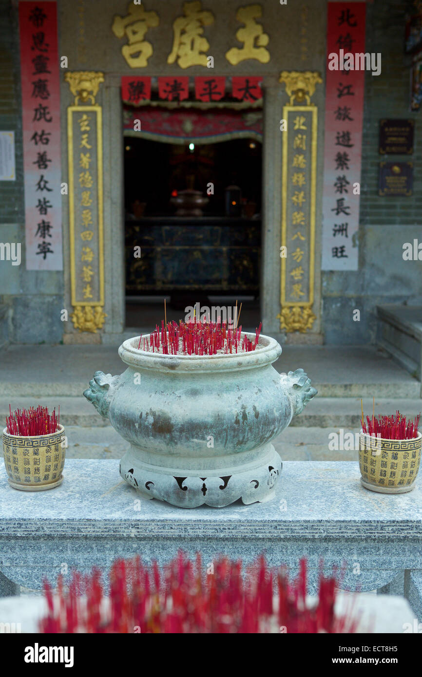 L'encens dans les urnes ornées à l'extérieur du temple bouddhiste, Yuk hui sur Cheung Chau island, hong kong. Banque D'Images