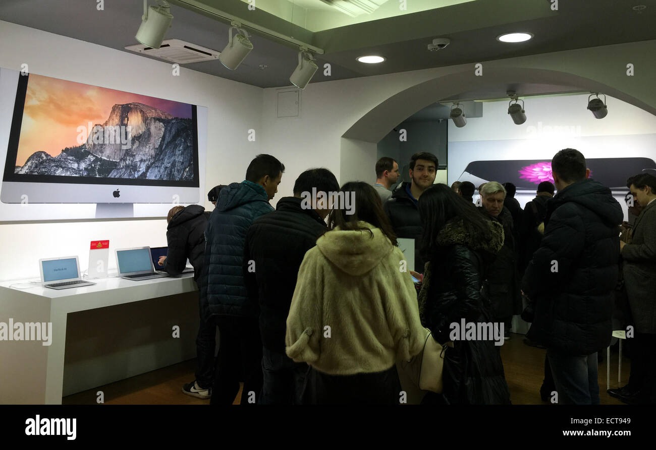 Moscou, Russie. Dec 16, 2014. Vérifier les acheteurs des produits Apple dans un Apple store à Moscou, Russie, le 16 décembre 2014. Le rouble a chuté à un plancher historique, mardi, avec l'euro frappe brièvement 100 roubles et le dollar 80 roubles à Moscou le commerce. Les fans d'Apple et l'iPhone se vante d'avoir payé beaucoup plus pour les plus récents téléphones intelligents en Russie depuis le mercredi, que le concessionnaire a de nouveau ses prix au milieu de l'affaissement du rouble. © Jia Yuchen/Xinhua/Alamy Live News Banque D'Images