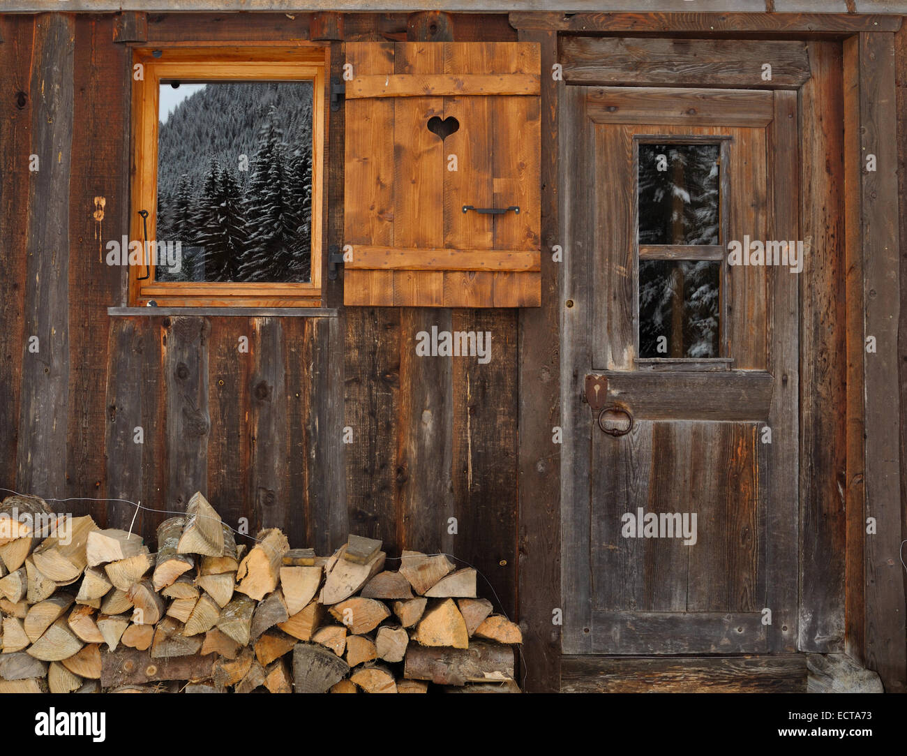 Tas de bois en façade avant d'un chalet en bois Banque D'Images