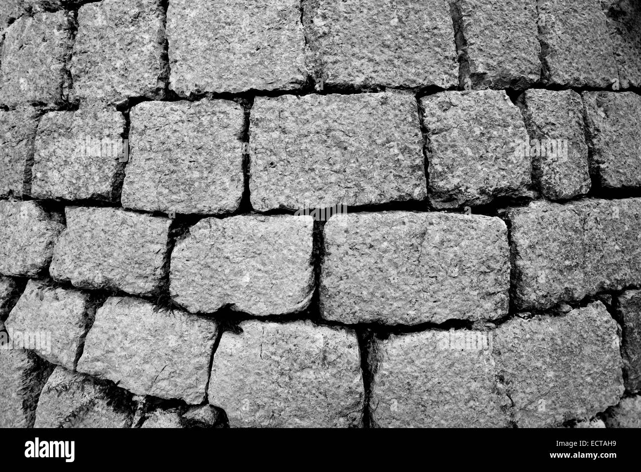 Détail de blocs de pierre d'une construction médiévale dans la ville médiévale pittoresque village perché de Gourdon sur la Riviera française. Banque D'Images