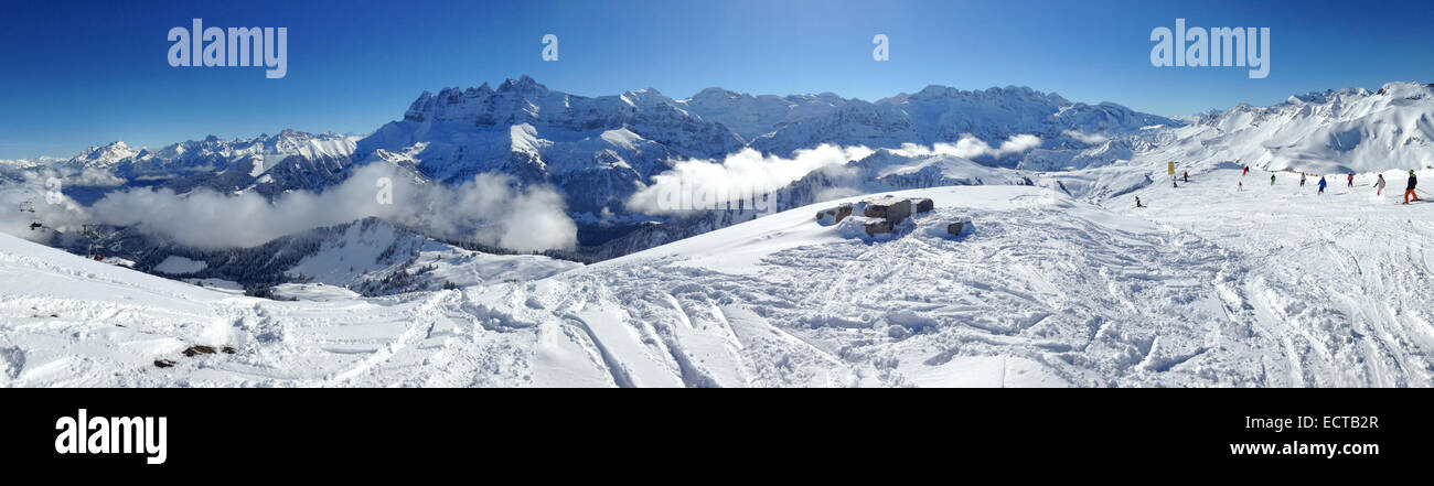 Vue panoramique sur les Alpes et des pistes de ski Banque D'Images