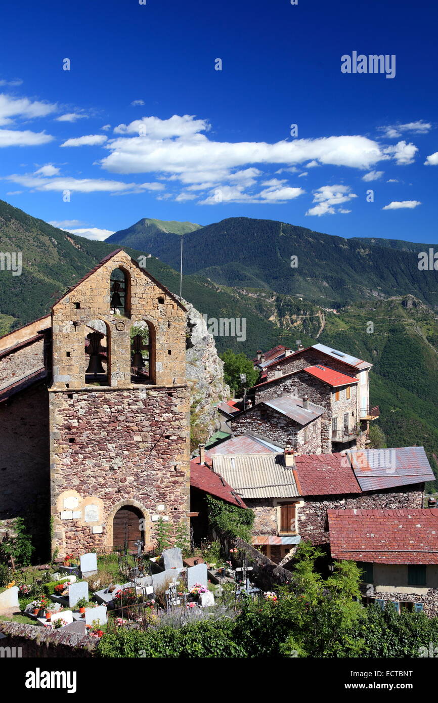 L'église médiévale dans le village perché de Roure dans l'arrière-pays des Alpes-Maritimes. Banque D'Images