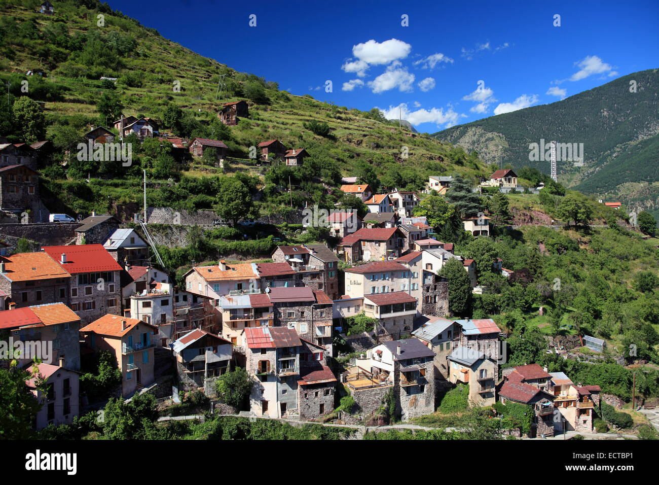 Le village perché de Roure dans l'arrière-pays des Alpes-Maritimes. Banque D'Images
