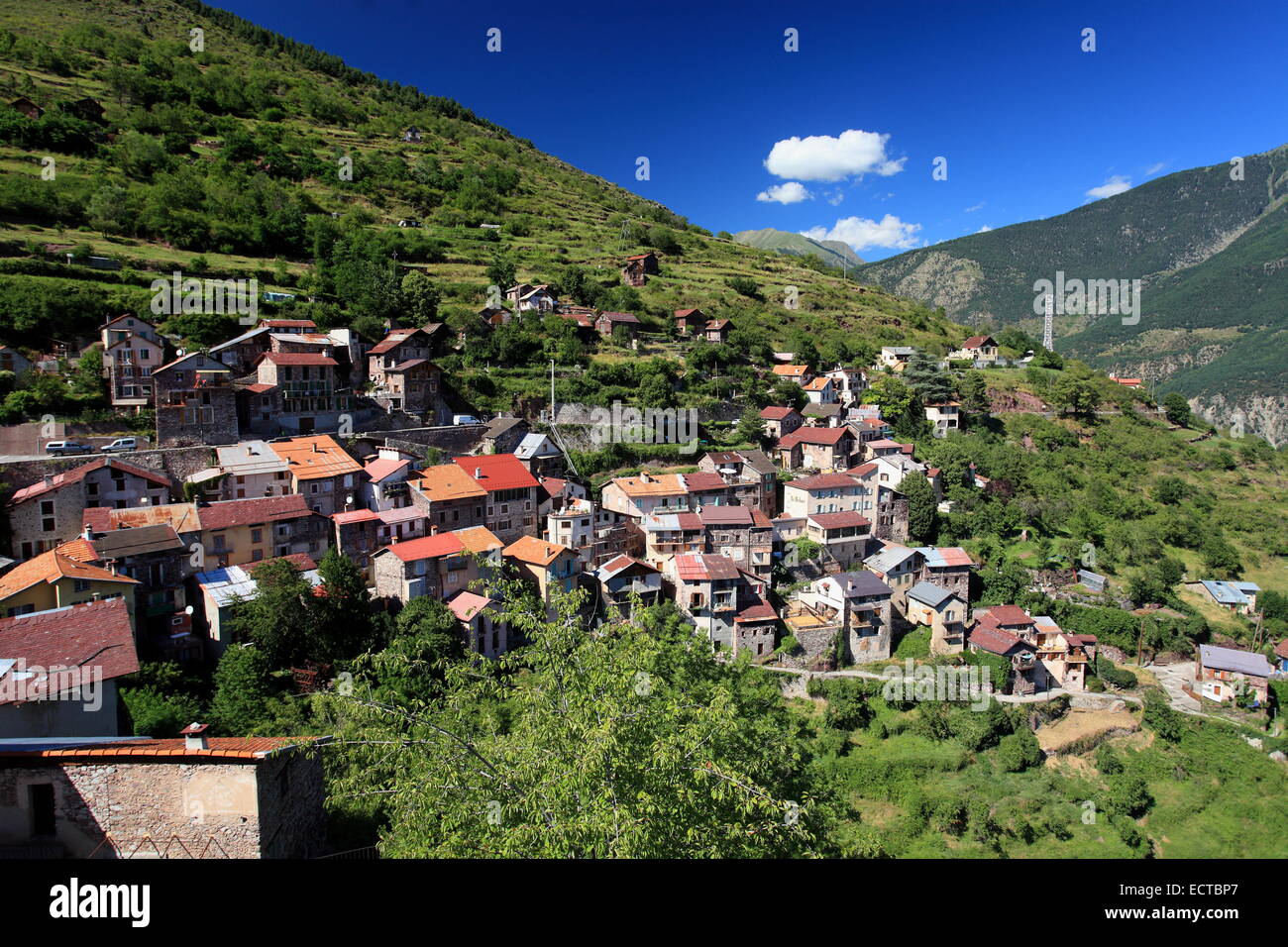 Le village perché de Roure dans l'arrière-pays des Alpes-Maritimes. Banque D'Images