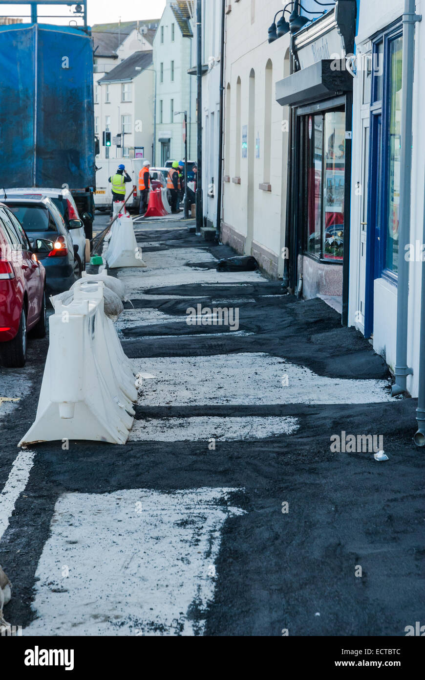 Le comté de Down, Irlande du Nord, Royaume-Uni 19 décembre 2014 Domaine Public travaux en cours et seulement partiellement fini de perturber le commerce local à exécuter jusqu'à ouvriers Noël conseils locaux investissent beaucoup dans les œuvres du domaine public pour le bénéfice à long terme de la communauté d'affaires, mais les œuvres sont à l'origine de perturbations de trafic local dans l'approche de Noël Jeffrey Silvers/Alamy Live News Banque D'Images