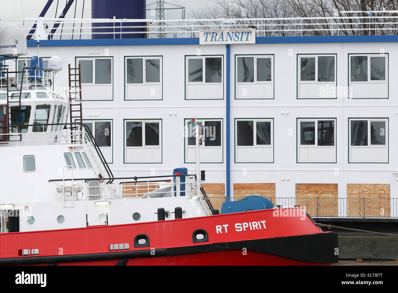 Hambourg, Allemagne. Dec 19, 2014. Le dortoir navire 'transit', l'hébergement de réfugiés à partir de janvier sur, repose sur un ponton à la Trave ports dans le port de Hambourg, Allemagne, 19 décembre 2014. Cet après-midi, le navire est censé être tiré sur le ponton et être portées à son accostage au port intérieur de Hambourg. Le navire pourra accueillir 224 réfugiés à max. PHOTO : BODO MARKS/dpa/Alamy Live News Banque D'Images