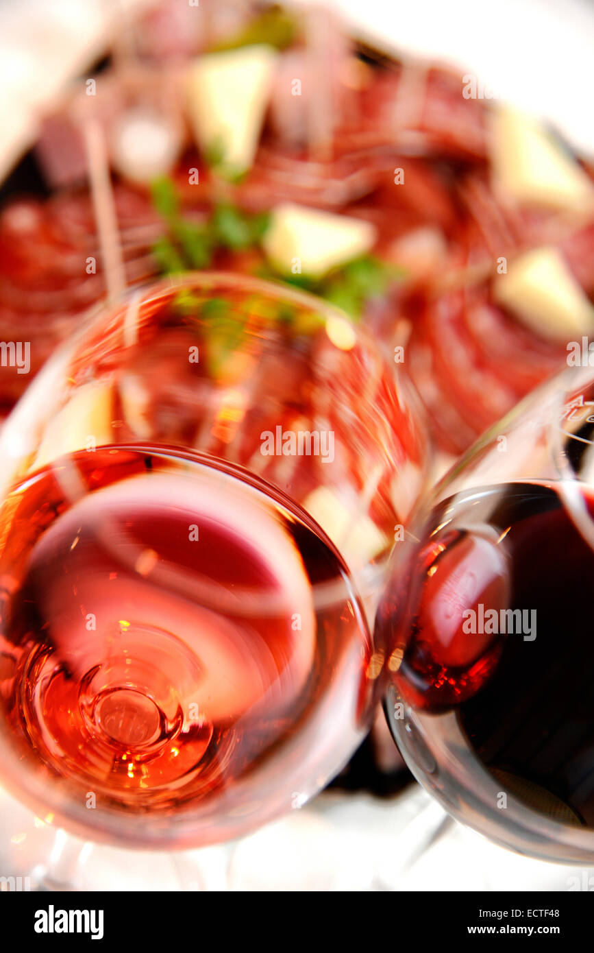 Rose rouge et verre de vin à l'épicerie fine Banque D'Images