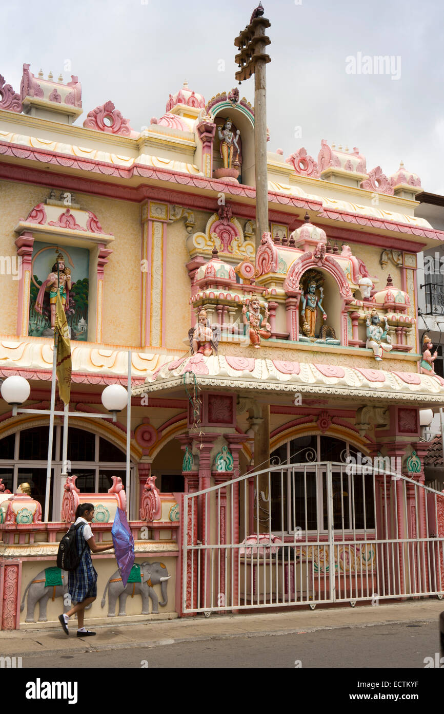 L'Ile Maurice, Mahebourg, temple hindou, façade peintes de couleurs vives avec Dwajasthambam, Flagstaff Banque D'Images