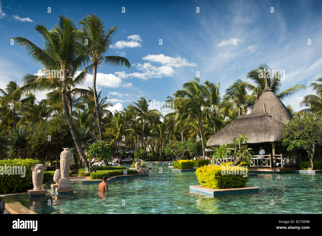 L'Ile Maurice, Flic en Flac, vacancier dans La Pirogue Piscine de l'hôtel Banque D'Images