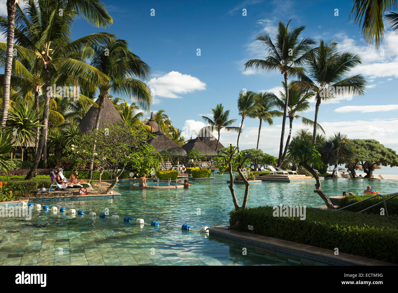 L'Ile Maurice, Flic en Flac, les vacanciers dans la pirogue piscine de l'hôtel Banque D'Images