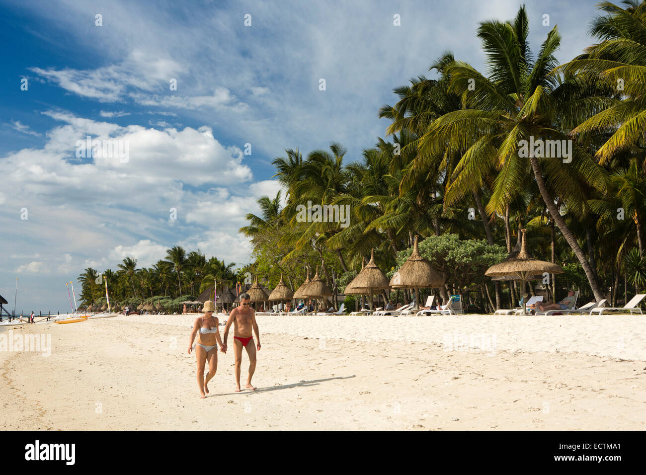 L'Ile Maurice, Flic en Flac, couple walking on beach at La Pirogue Hotel Banque D'Images