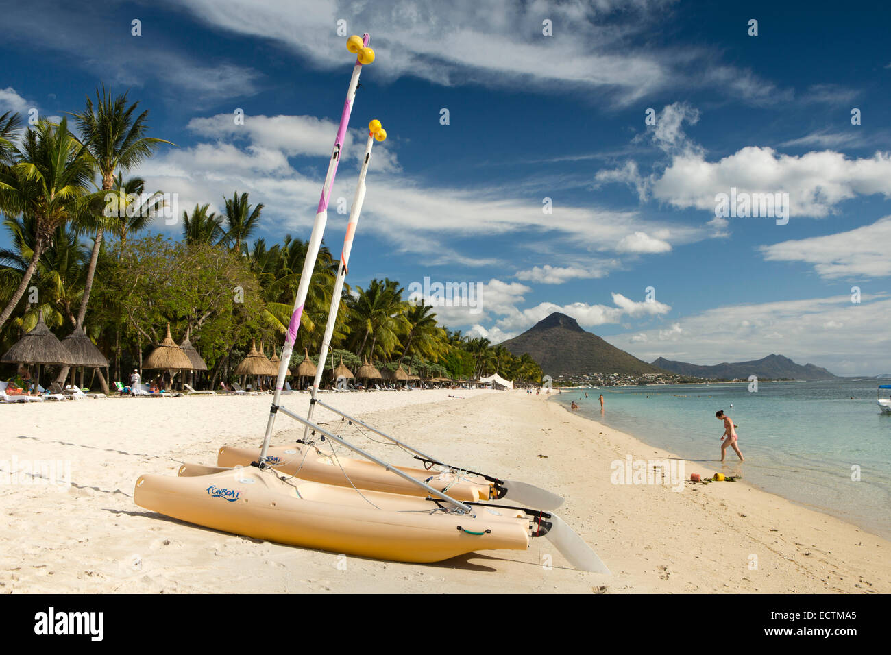 L'Ile Maurice, Flic en Flac, bateaux sur la plage à La Pirogue Hotel Banque D'Images