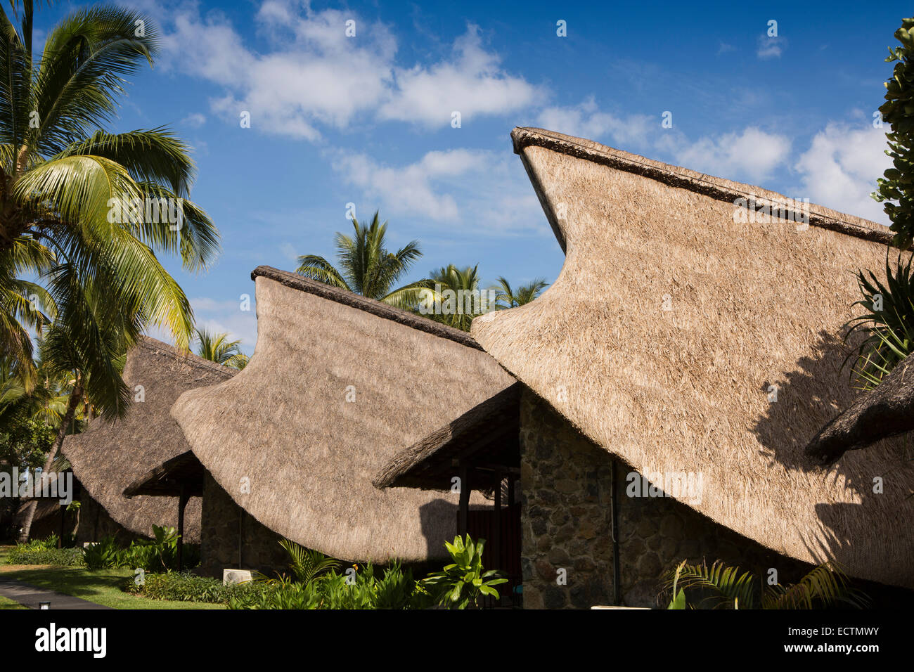 L'Ile Maurice, Flic en Flac, La Pirogue de chaume, l'hôtel, chambres en forme de bateau dans un jardin tropical Banque D'Images