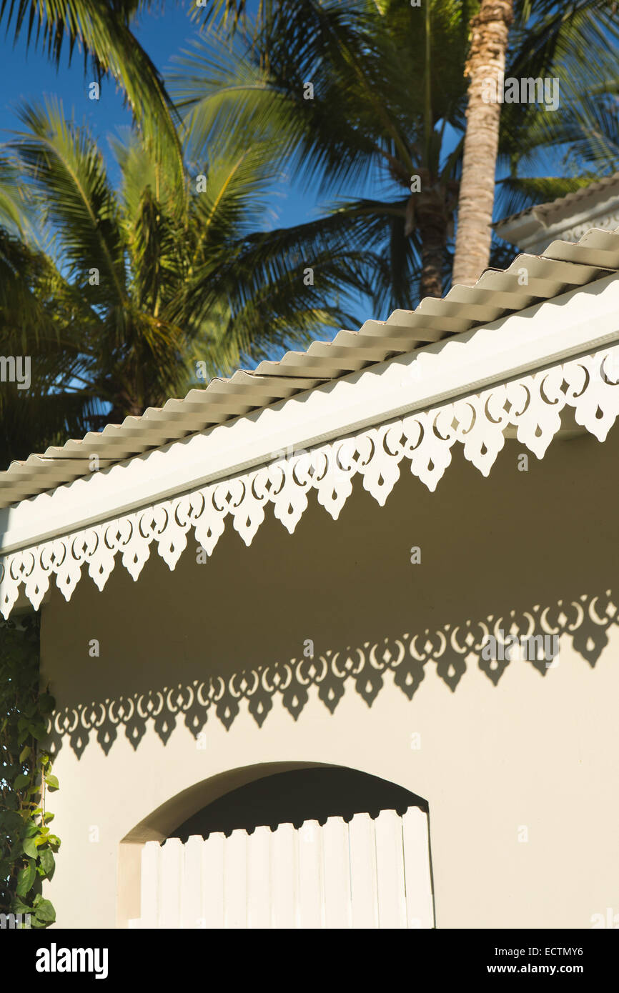 L'Ile Maurice, Flic en Flac, Sugar Beach Hôtel, l'architecture de style colonial, traditionnellement décoré eaves Banque D'Images