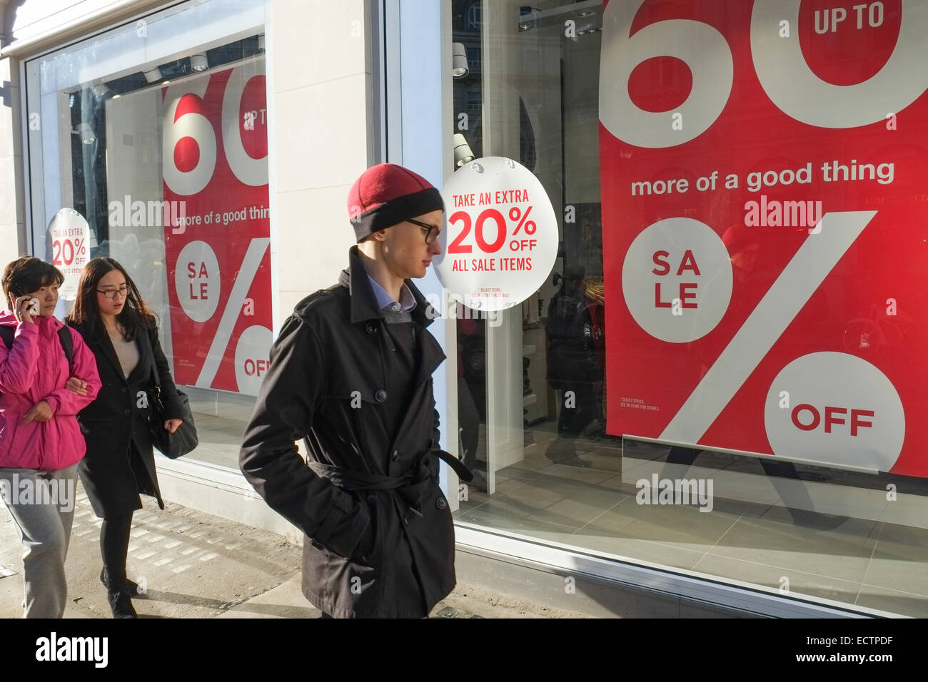 Regent Street, Londres, Royaume-Uni. 19 décembre 2014. La plupart des magasins du West End de Londres ont commencé leurs ventes. Crédit : Matthieu Chattle/Alamy Live News Banque D'Images