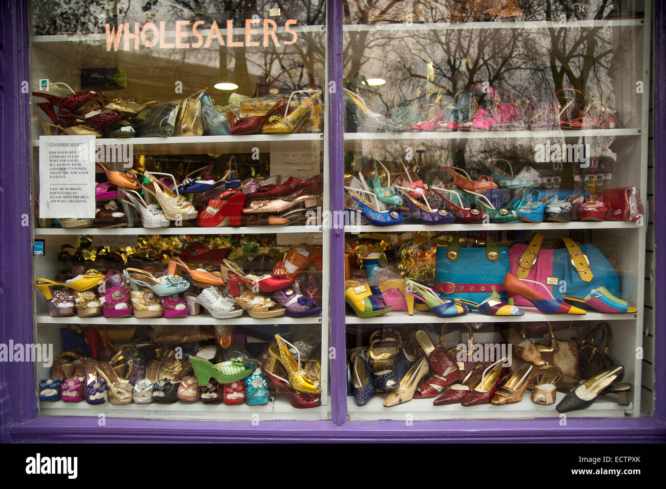 LONDON - 25 novembre : la vitre avant d'un magasin de chaussures sur le Novembre 25th, 2014, à Londres, Angleterre, Royaume-Uni. L'homme de chaussures britannique Banque D'Images