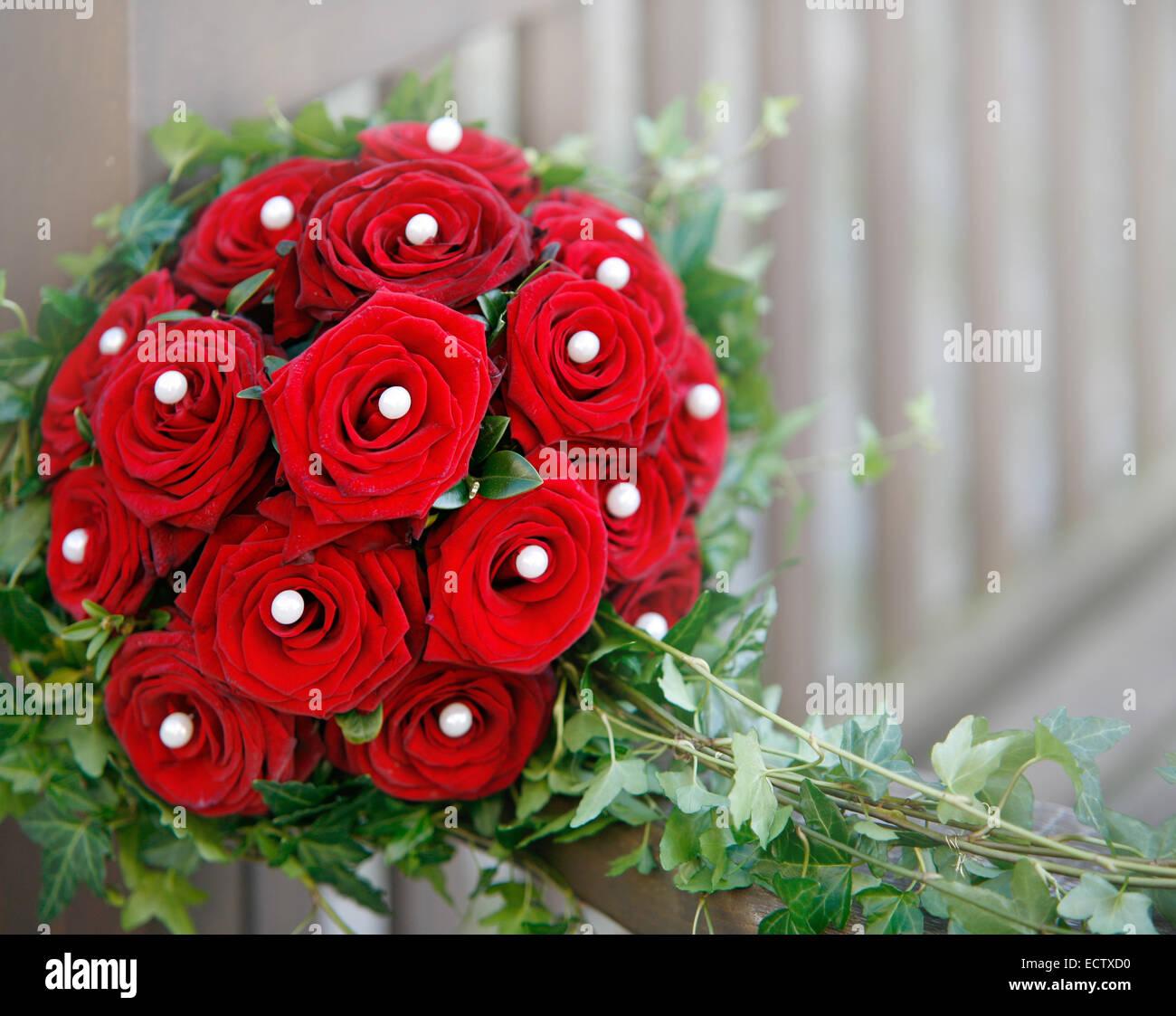 Un bouquet de mariée avec fleurs rose rouge retour structuré gris Photo  Stock - Alamy