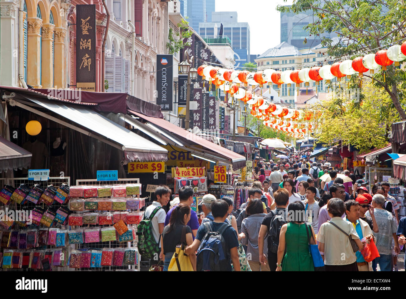 Les piétons dans rue commerçante dans le quartier pittoresque de Chinatown à Singapour Banque D'Images
