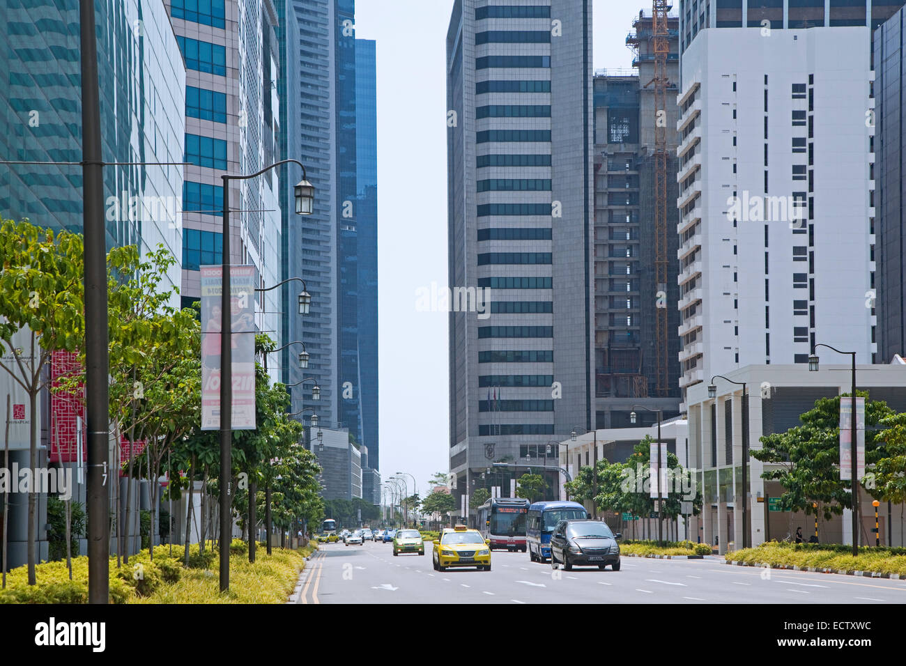 Trafic et des tours d'immeubles de bureaux et de gratte-ciel dans la zone centrale / Central Business District de Singapour Banque D'Images