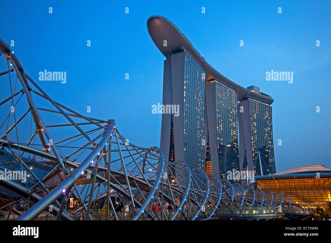 Marina Bay Sands Skypark et l'hôtel et l'Helix bridge à Singapour Banque D'Images
