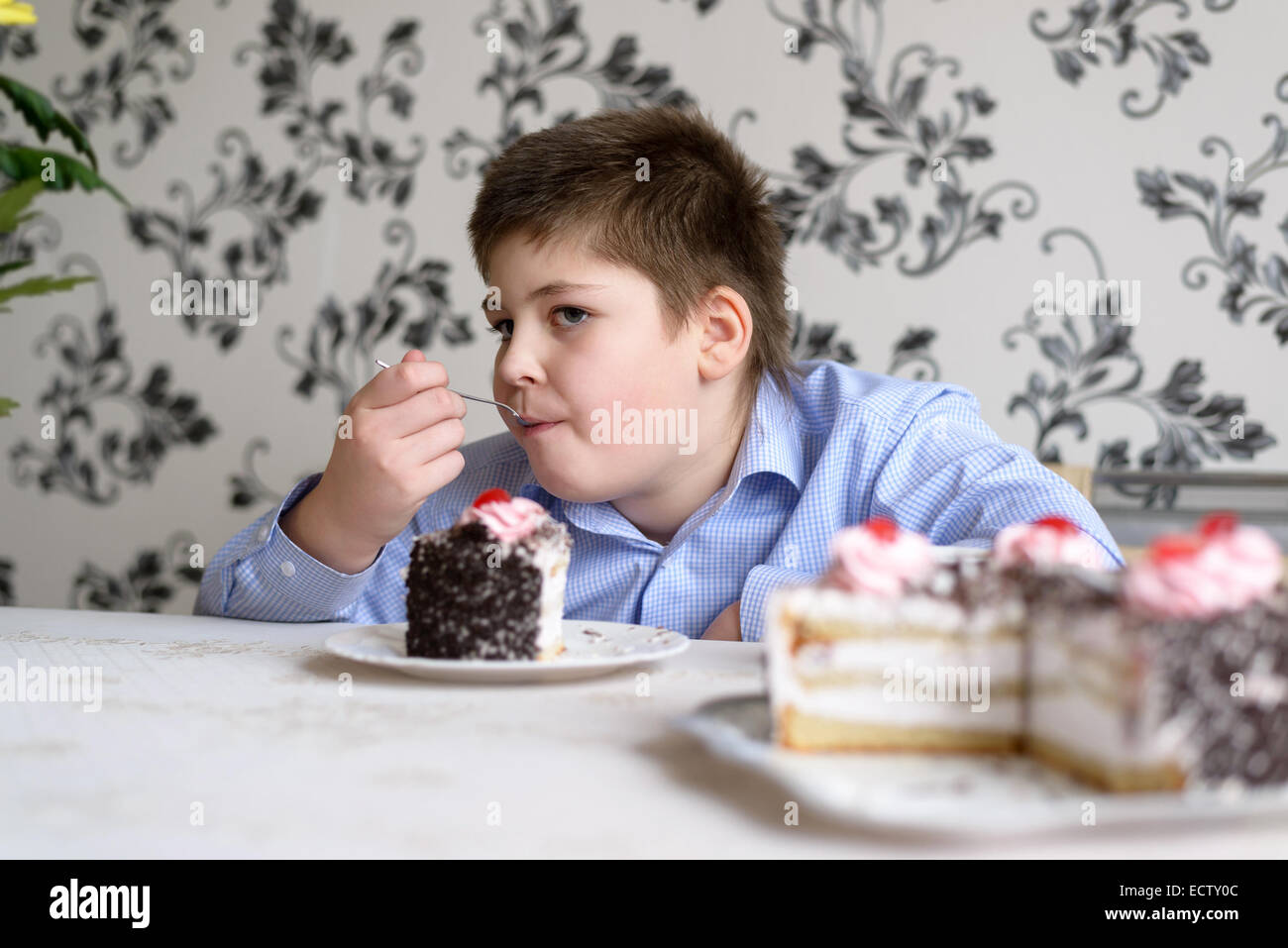 Boy eating cake Banque D'Images