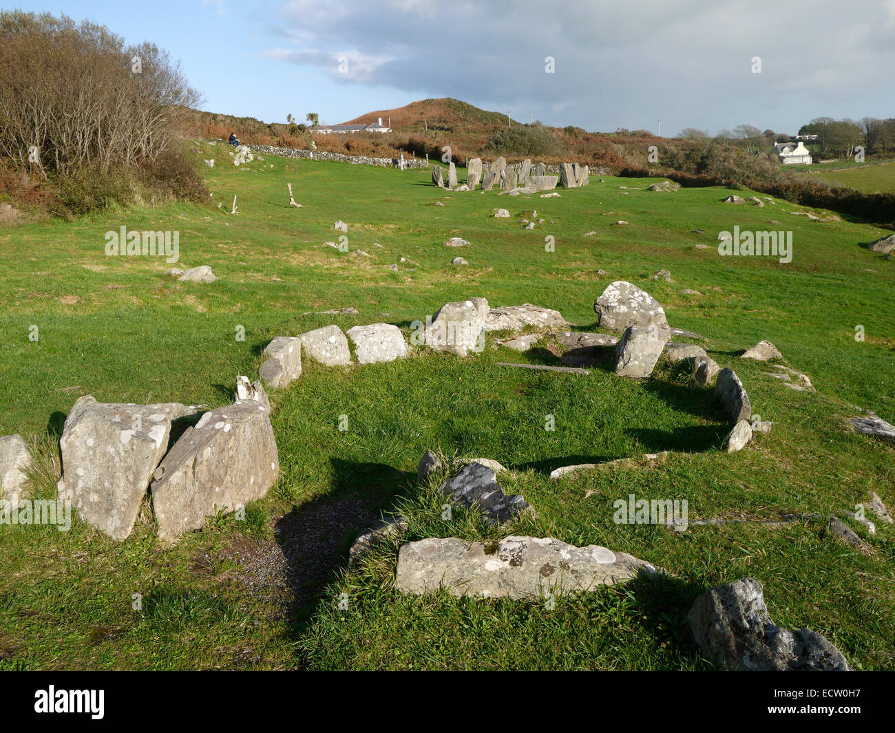 Cercle de pierres de Drombeg, aussi connu sous le nom de "l'autel du druide', et les restes d'une cabane en pierre, près de Glandore, comté de Cork, Irlande Banque D'Images