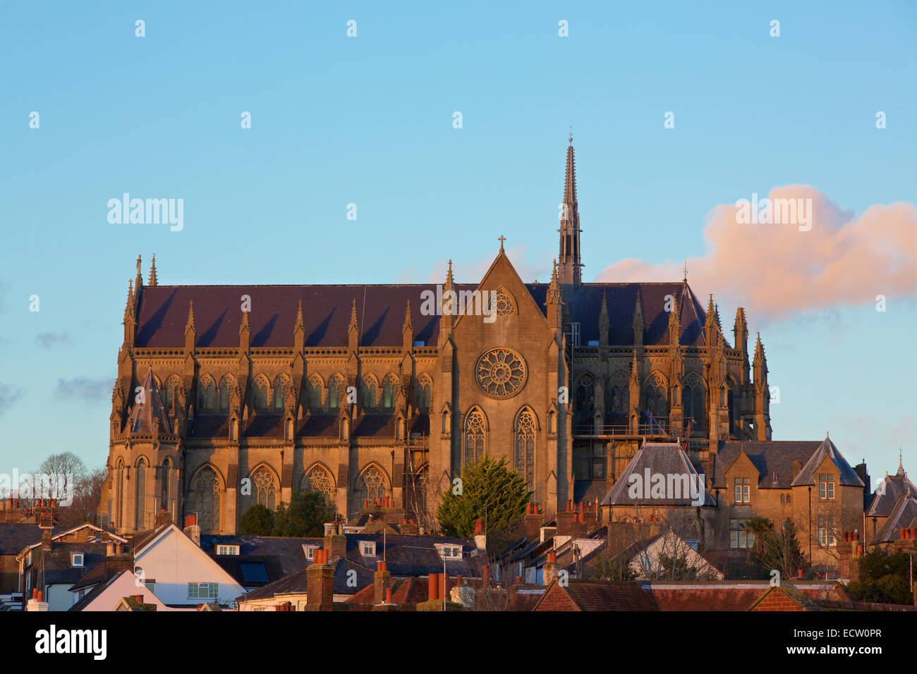Arundel Cathedral. Profil du sud de l'édifice historique. Fond de Ciel bleu avec des capacités éclairées par le soleil couchant. Banque D'Images