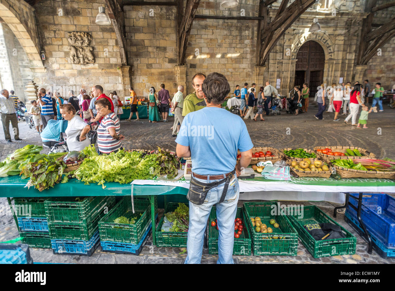 Dimanche marché local en vertu de Santa María de Uribarri plus grande église hall couverts en Europe. Durango, Gascogne, Pays Basque, Espagne Banque D'Images