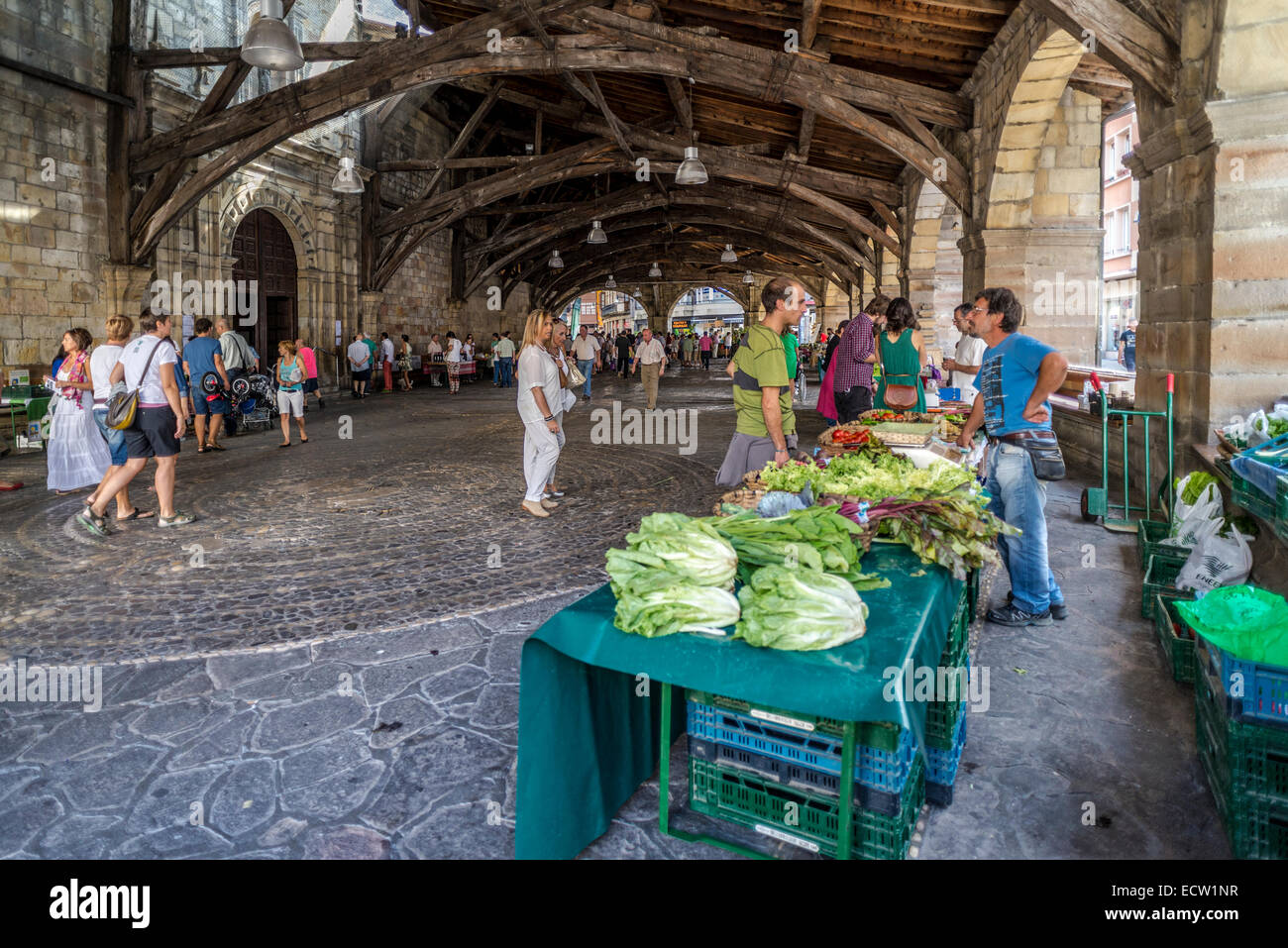 Dimanche marché local en vertu de Santa María de Uribarri plus grande église hall couverts en Europe. Durango, Gascogne, Pays Basque, Espagne Banque D'Images