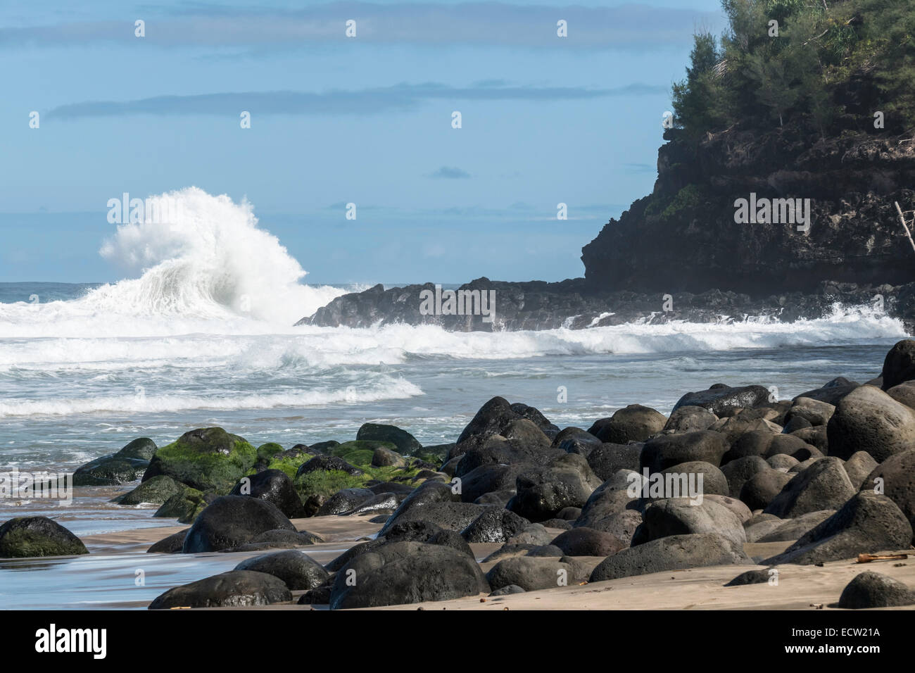 Surf lourd martelant Kauai coast wilderness Na Pali. Banque D'Images