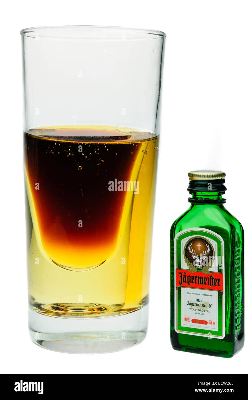 Jagerbomb, faite en laissant tomber un verre de Jagermeister dans un grand  verre de boisson énergisante Red Bull Photo Stock - Alamy