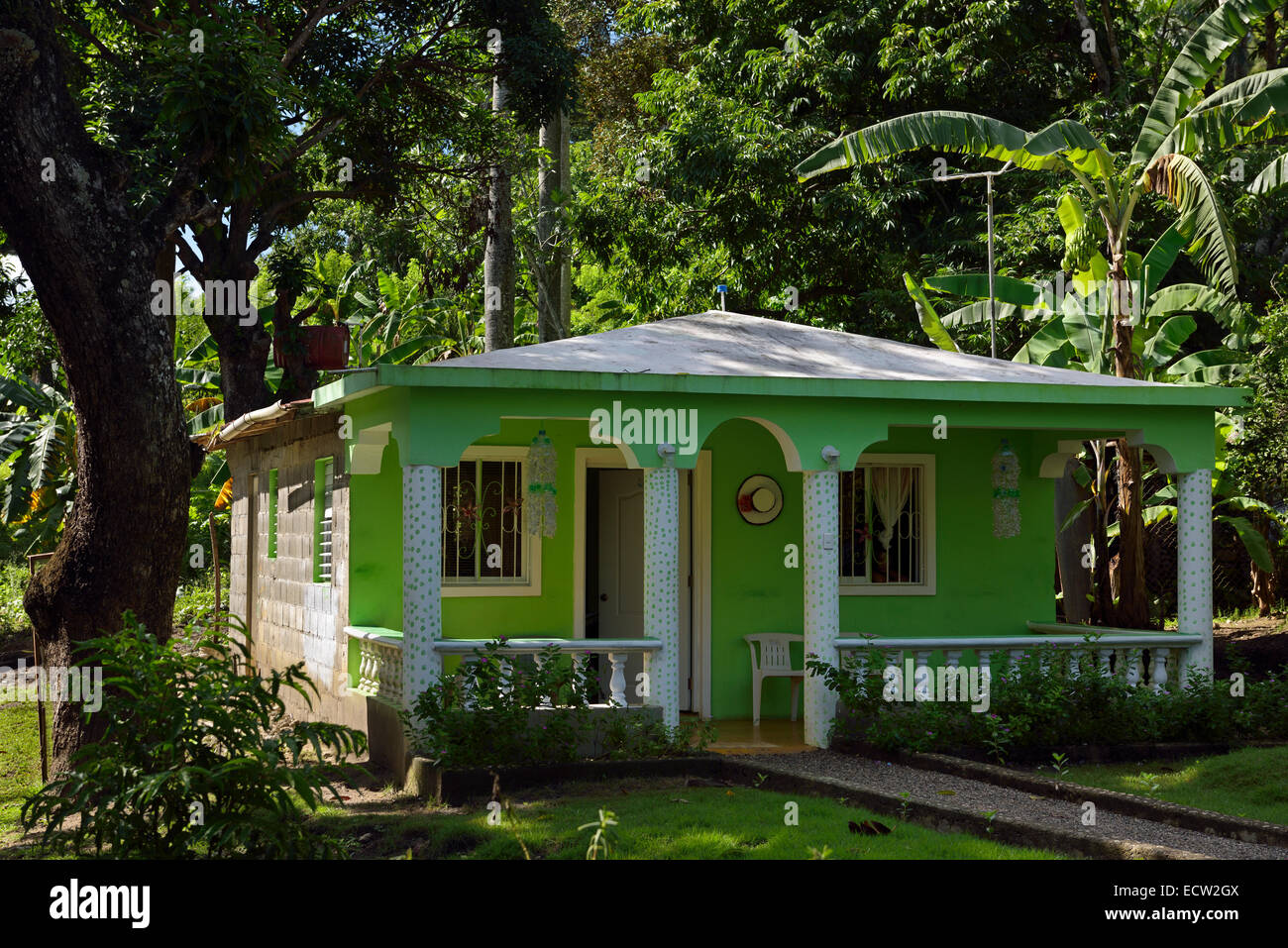 Parpaing Rural chambre peinte en vert en République Dominicaine avec jardin et de la jungle Banque D'Images