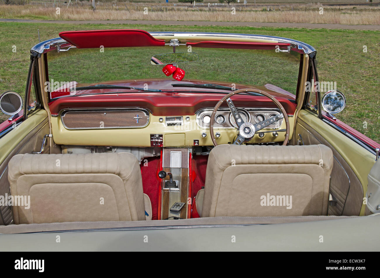 La cabine d'un 1960 Ford Mustang à droite Banque D'Images