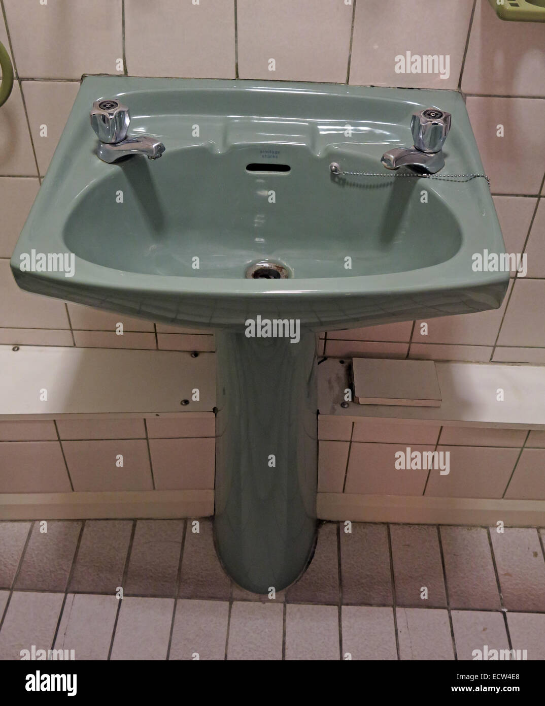 Classic 1970 1980 avocat vert bain suite Lavabo d'Angleterre, Grande-Bretagne Banque D'Images