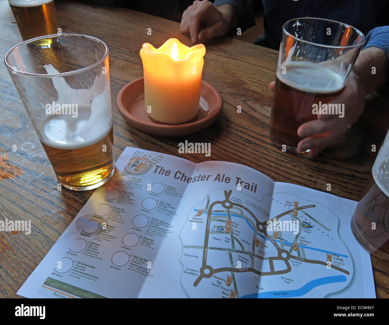 Planification des boissons autour du sentier Chester Ale, Cheshire, Angleterre, Royaume-Uni, CH1 Banque D'Images