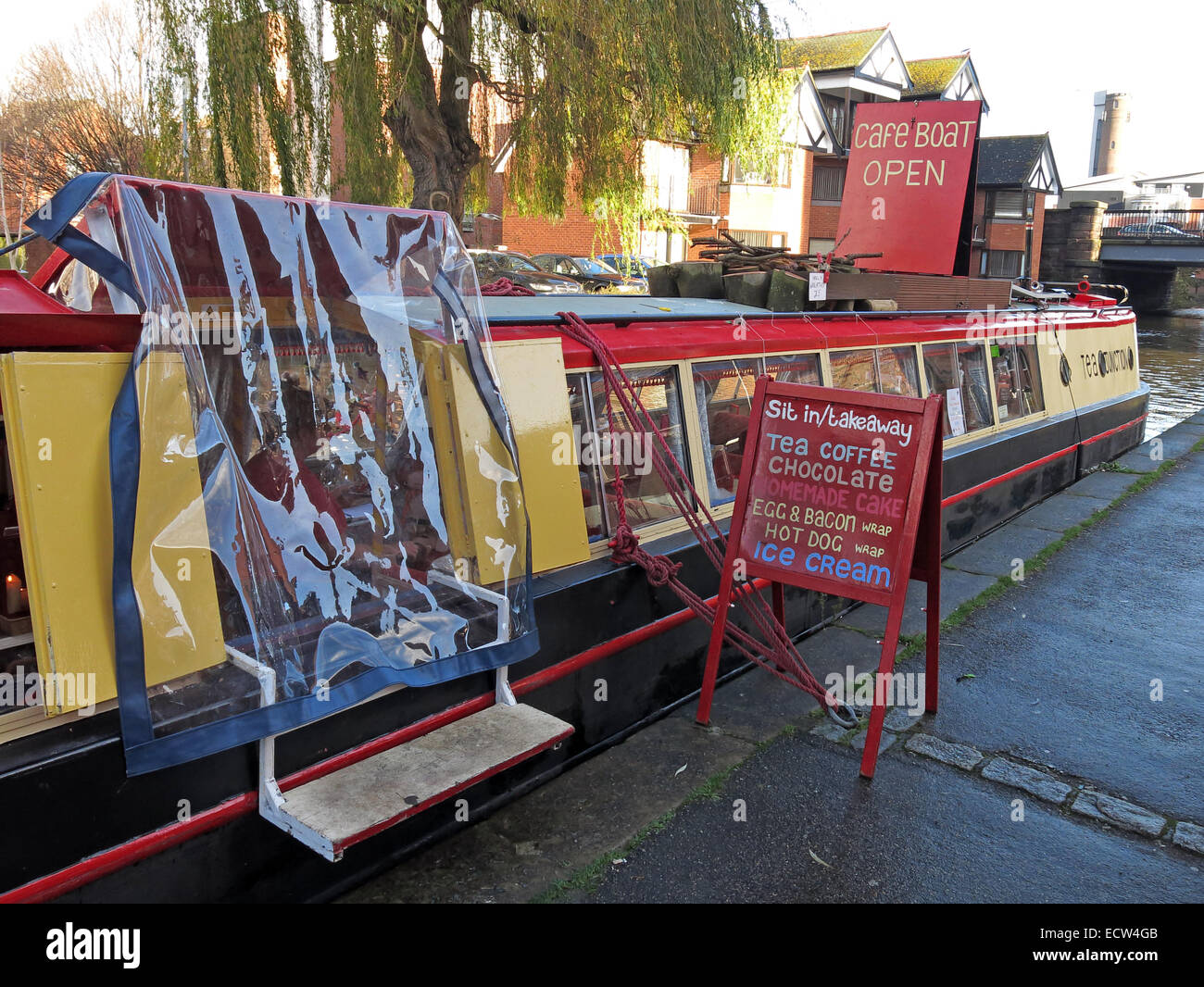 Installez-vous ou prenez place - au Canal Cafe Narrowboat, au centre-ville de Chester Waterways, Cheshire, Angleterre, Royaume-Uni Banque D'Images