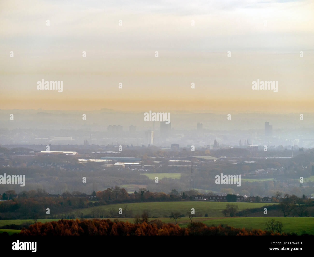 Couche de pollution atmosphérique et du smog sur la ville de Leicester, England, UK Banque D'Images