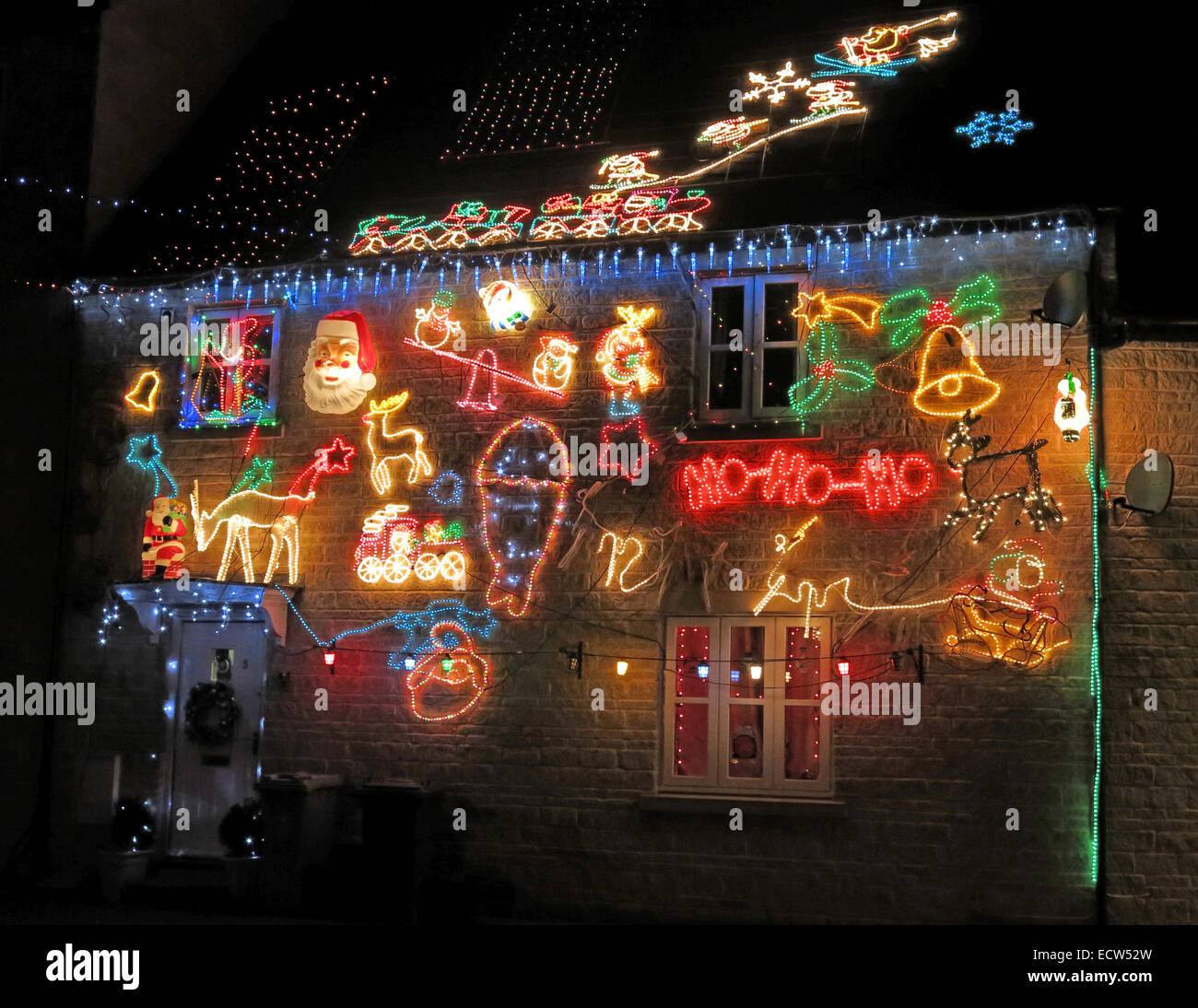 Les lumières de Noël sont surexploises sur une maison britannique - fêtes de Noël en décembre Banque D'Images